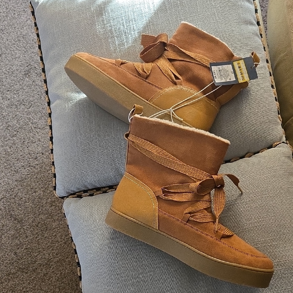Universal Tan Winter Boots with Ribbon Detail 🤎 NEW  SIZE 11